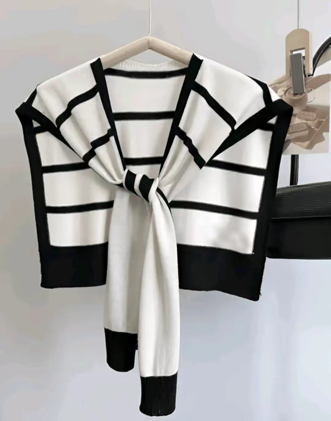 Knitted shawl shoulder